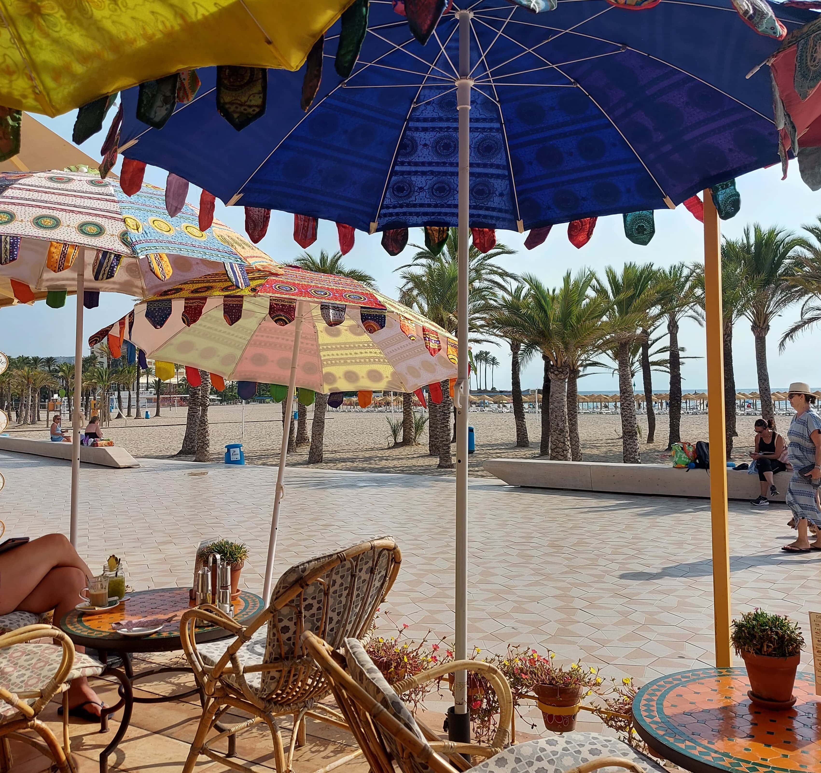 Strandcafé met kleurrijke parasols aan de Costa Blanca