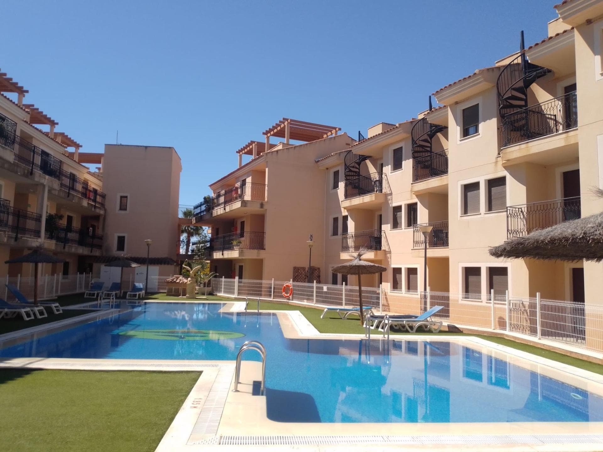 Apartamentos turísticos para inversión cerca de la playa en Águilas (Murcia) - foto 1